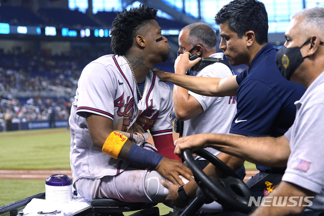 [마이애미=AP/뉴시스] 애틀랜타 브레이브스 로날드 아쿠냐 주니어(왼쪽)이 11일 마이애미와의 경기에서 무릎 부상을 입었다. 2021.07.11.