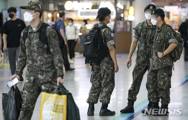 [서울=뉴시스] 정병혁 기자 = 2021년 7월 11일 오전 서울 용산구 서울역에서 군인들이 발걸음을 옮기고 있다. 2021.07.11. jhope@newsis.com