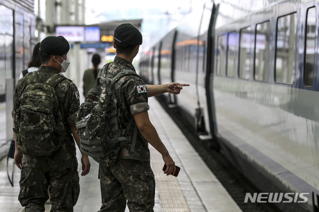 [서울=뉴시스] 정병혁 기자 = 11일 오전 서울 용산구 서울역에서 군인들이 발걸음을 옮기고 있다. 12일부터 전 군부대에 2주간 강화된 거리두기 지침 적용으로 휴가, 외출, 면회 등이 통제된다. 휴가는 전 부대에서 인원의 10% 이내로 시행하되 장성급 지휘관 승인에 따라 비수도권 거주자 위주로 5% 내외 추가할 수 있다. 이번 군 내 강화된 거리두기 지침은 오는 25일까지 적용될 예정이다. 2021.07.11. jhope@newsis.com