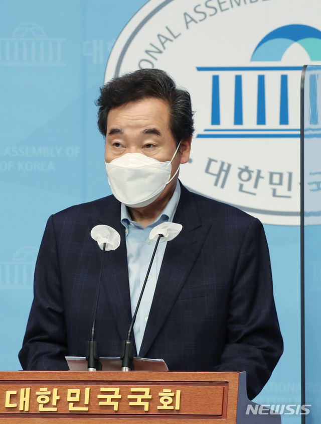 [서울=뉴시스]최동준 기자 = 더불어민주당 대선 예비후보인 이낙연 전 대표가 11일 서울 여의도 국회 소통관에서 기자회견을 열고 여성의 안전한 일상을 돕기 위해 변형 카메라 구매이력 관리제 도입, 데이트폭력 처벌 강화 등 '여성 안심' 정책을 발표하고 있다. (공동취재사진) 2021.07.11. photo@newsis.com