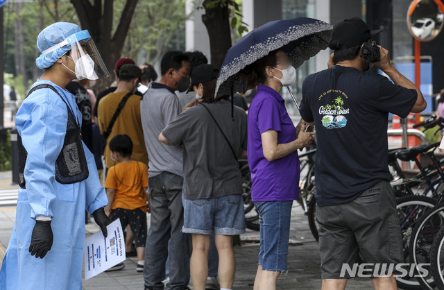 [서울=뉴시스] 정병혁 기자 = 국내 0시 기준 코로나19 신규 확진자 수가 1324명으로 집계된 지난 11일 오후 서울 송파구보건소 선별진료소를 찾은 시민들이 검사를 받기 위해 줄 서 있다. 2021.07.11. jhope@newsis.com