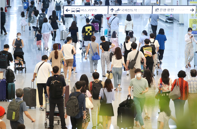 [제주=뉴시스] 우장호 기자 = 코로나19 '4차 대유행'으로 수도권 사회적 거리두기 4단계 실시를 하루 앞둔 11일 오후 제주국제공항 1층 도착장에 휴가를 제주에서 보내려는 관광객들의 발걸음이 이어지고 있다. 2021.07.11. woo1223@newsis.com