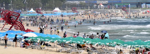 [부산=뉴시스] 하경민 기자 = 부산지역에 사흘째 폭염주의보가 발효 중인 11일 해운대해수욕장을 찾은 시민과 관광객들이 물놀이를 즐기고 있다. 2021.07.11. yulnetphoto@newsis.com