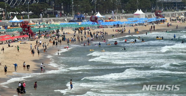 [부산=뉴시스] 하경민 기자 = 부산지역에 사흘째 폭염주의보가 발효 중인 11일 해운대해수욕장을 찾은 시민과 관광객들이 물놀이를 즐기고 있다. 2021.07.11. yulnetphoto@newsis.com