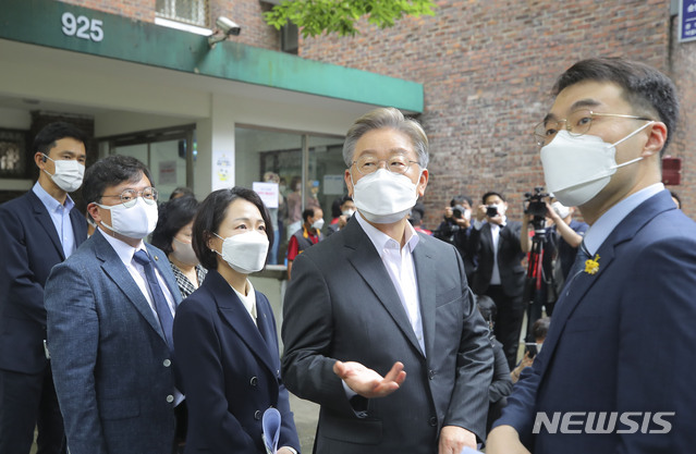 [서울=뉴시스]국회사진기자단 = 더불어민주당 대선 예비후보인 이재명 경기지사가 11일 서울 관악구 서울대학교 기숙사 청소 노동자 사망 현장을 방문하고 있다. 2021.07.11. photo@newsis.com