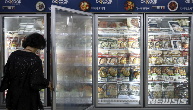 [서울=뉴시스] 지난 11일 오후 서울 서초구 농협 하나로마트 양재점을 찾은 시민들이 식료품을 고르고 있다. <사진은 본 기사와 관련이 없습니다> (사진=뉴시스DB). 2021.07.11. photo@newsis.com