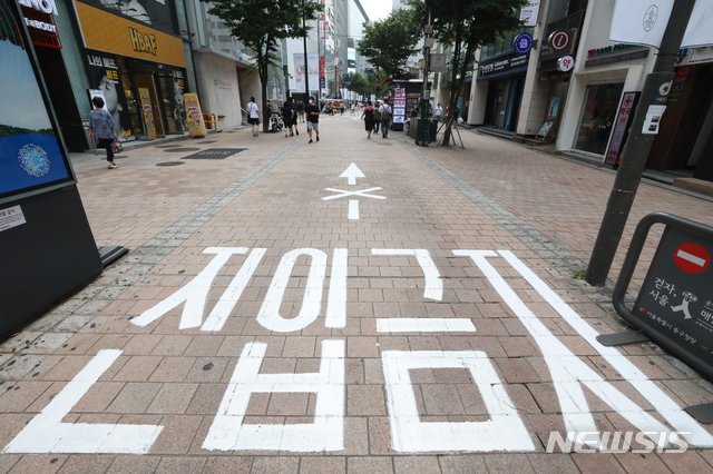 [서울=뉴시스] 배훈식 기자 = 수도권 사회적 거리두기 4단계 시행을 하루 앞둔 11일 오후 서울 중구 명동거리가 한산한 모습을 보이고 있다. 2021.07.11. dahora83@newsis.com