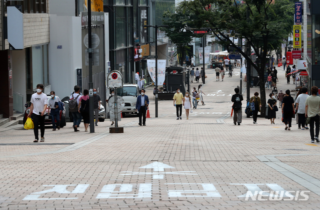 [서울=뉴시스] 배훈식 기자 = 수도권 사회적 거리두기 4단계 시행을 하루 앞둔 11일 오후 서울 중구 명동거리가 한산한 모습을 보이고 있다. 2021.07.11. dahora83@newsis.com