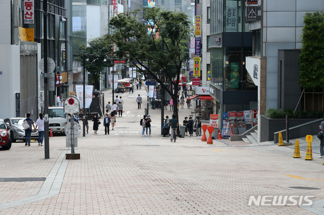 [서울=뉴시스] 배훈식 기자 = 수도권 사회적 거리 두기 4단계 시행을 하루 앞둔 11일 오후 서울 중구 명동 거리가 한산하다. 2021.07.11. dahora83@newsis.com 이 사진은 기사 내용과 직접적 관련 없음