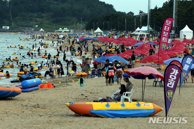 [속초=뉴시스] 김경목 기자 = 11일 오후 피서객들이 강원도 속초시 속초해수욕장에서 물놀이를 하며 여름을 즐기고 있다. 2021.07.11. photo31@newsis.com