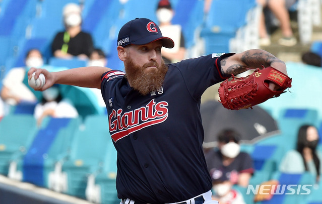 [대구=뉴시스] 이무열 기자 = 11일 오후 대구 수성구 삼성라이온즈파크에서 열린 ‘2021 신한은행 SOL KBO리그’ 삼성 라이온즈와 롯데 자이언츠의 경기, 1회말 롯데 선발투수 스트레일리가 역투하고 있다. 2021.07.11. lmy@newsis.com