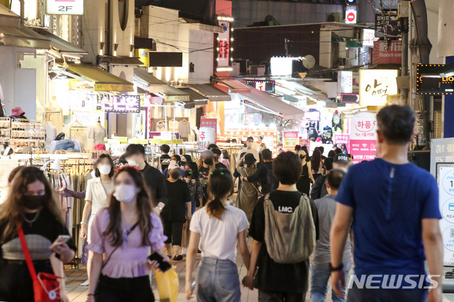 [서울=뉴시스] 김병문 기자 = 지난 11일 오후 서울 마포구 홍대거리에서 시민들이 이동하고 있다. 2021.07.11. dadazon@newsis.com