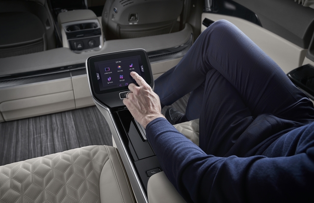 기아, 카니발 하이리무진 4인승 모델 출시…'발마사지 기능도'