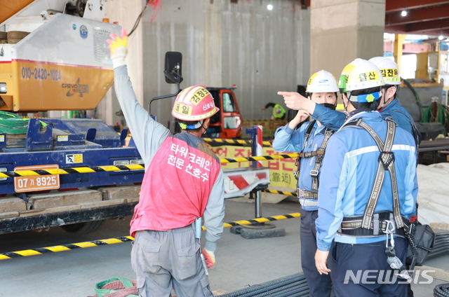 [서울=뉴시스] 삼성물산 직원과 근로자가 작업 안전 상황을 확인하고 있다.