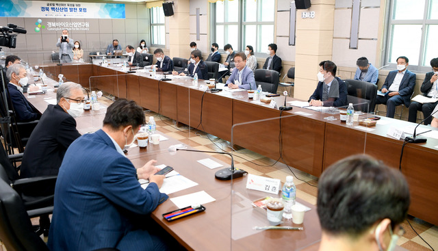 [안동=뉴시스]  12일 경북바이오산업연구원(안동)에서 '경북 백신산업 활성화 및 발전 방안'이라는 주제로 '경북 백신산업 발전 포럼'이 진행되고 있다. (사진=경북도 제공) 2021.07.12 *재판매 및 DB 금지