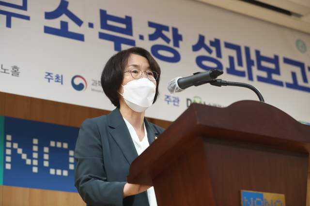 [서울=뉴시스]임혜숙 과학기술정보통신부 장관이 12일 대전광역시 유성구 나노종합기술원에서 열린 '소부장 성과보고회' 에 참석해 격려사를 하고 있다. (사진=과학기술정보통신부 제공) 2021.07.12