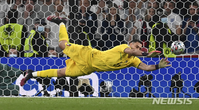 [런던=AP/뉴시스] 이탈리아 골키퍼 잔루이지 돈나룸마가 11일(현지시간) 영국 런던의 웸블리 스타디움에서 열린 유로 2020 잉글랜드와의 결승전 승부차기 중 제이든 산초의 슛을 막아내고 있다. 이탈리아는 잉글랜드와 1-1로 비긴 뒤 연장 끝 승부차기에서 잉글랜드를 3-2로 물리치고 53년 만에 유로 2020 정상에 올랐다. 2021.07.12.