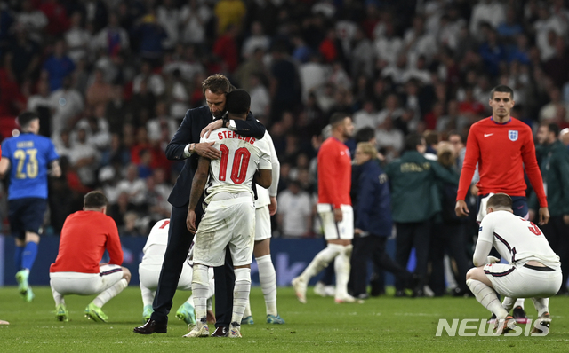 [런던=AP/뉴시스]유로2020 결승 패배 후 침통한 잉글랜드 선수단의 모습. 2021.07.12. 
