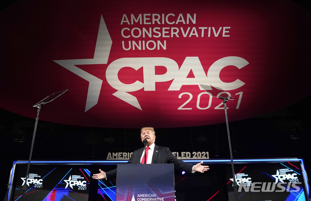 [댈러스=AP/뉴시스]도널드 트럼프 전 미국 대통령이 11일(현지시간) 텍사스 댈러스에서 열린 보수정치행동회의(CPAC) 행사에서 연설하고 있다. 2021.07.12.