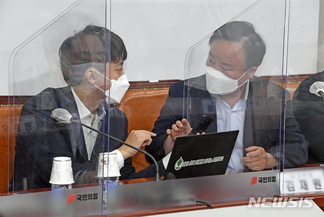 [서울=뉴시스] 최진석 기자 = 국민의힘 이준석 대표와 김재원 최고위원이 12일 여의도 국회에서 열린 최고위원회의에 참석해 대화를 나누고 있다. (공동취재사진) 2021.07.12. photo@newsis.com
