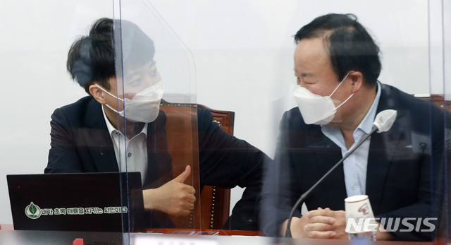 [서울=뉴시스]최동준 기자 = 이준석 국민의힘 대표가 12일 서울 여의도 국회에서 열린 최고위원회의에서 김재원 최고위원과 대화하며 엄지 손가락을 치켜 세우고 있다. (공동취재사진) 2021.07.12. photo@newsis.com 