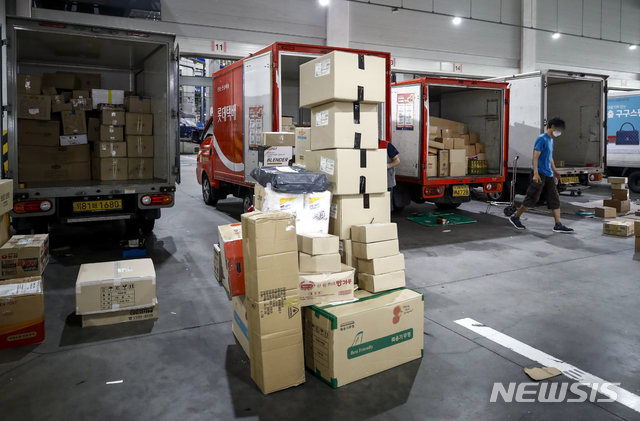 [서울=뉴시스] 정병혁 기자 = 서울 송파구 서울복합물류센터에서 택배 관계자들이 분류 작업을 하고 있다. jhope@newsis.com 이 사진은 기사 내용과 직접적 관련 없음