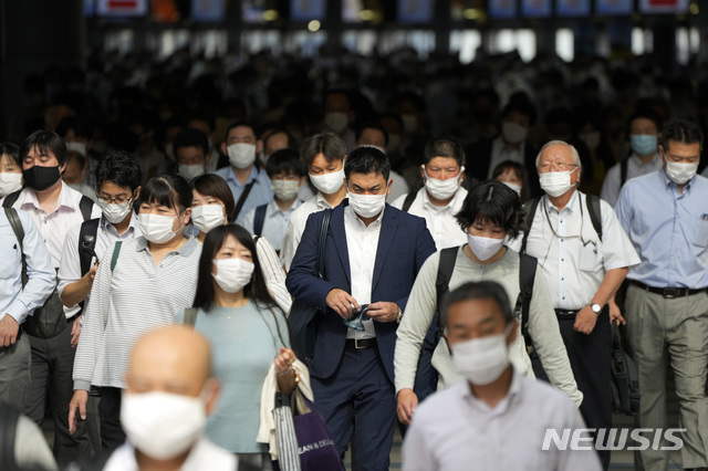 [도쿄=AP/뉴시스] 12일 출근 시간 일본 도쿄 시나가와역에서 마스크를 쓴 시민들이 통로를 걸어가고 있다. 일본의 수도이자 2020 도쿄올림픽 개최지인 도쿄도는 12일부터 다음 달 22일까지 코로나19 관련 4번째 긴급사태를 선포했다. 이에 따라 23일 개막하는 도쿄올림픽은 긴급사태 선언 아래 치러진다. 2021.07.12. 