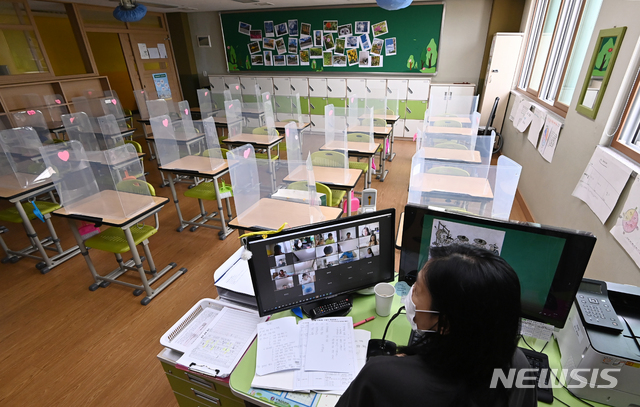 [화성=뉴시스] 김종택기자 = 코로나19 확산세에 따른 '사회적 거리두기'가 4단계로 격상됨에 따라 경기·인천 지역 유치원과 초·중·고등학교가 전면 원격수업으로 전환된 12일 오전 경기도 화성시 왕배초등학교에서 선생님이 비대면으로 수업을 진행하고 있다. 2021.07.12. jtk@newsis.com