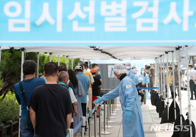 [서울=뉴시스] 조성우 기자 = 사회적 거리두기 4단계 시행 첫날인 12일 오전 서울 종로구 탑골공원 삼일문 앞에 설치된 임시선별검사소에서 시민들이 검사를 받기 위해 줄을 서고 있다. 2021.07.12. xconfind@newsis.com