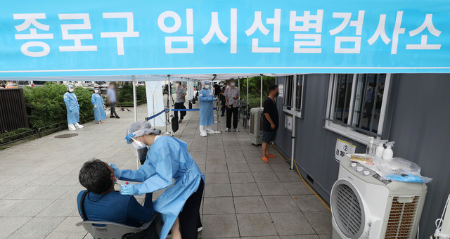 [서울=뉴시스] 백동현 기자 = 수도권 사회적 거리두기 4단계 시행 첫날인 12일 오전 서울 종로구 탑골공원 삼일문 앞에 설치된 임시선별검사소에서 시민들이 검사를 받기 위해 대기하고 있다. 2021.07.12. livertrent@newsis.com