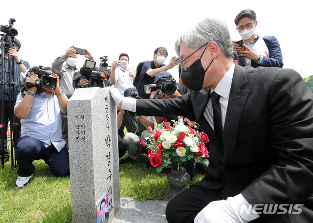 [대전=뉴시스] 홍효식 기자 = 최재형 전 감사원장이 12일 오전 대전 유성구 국립대전현충원 천안함 46용사 묘역을 찾아 묘비를 어루만지고 있다. (공동취재사진) 2021.07.12. photo@newsis.com