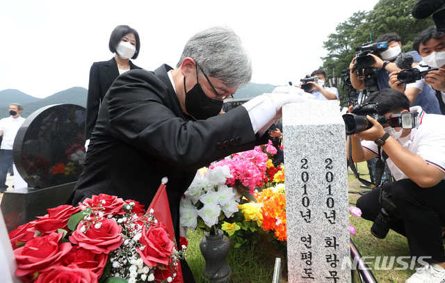 [대전=뉴시스] 홍효식 기자 = 최재형 전 감사원장이 12일 오전 대전 유성구 국립대전현충원 연평도 포격전 전사자 묘역을 찾아 묘비를 어루만지고 있다. 2021.07.12. yesphoto@newsis.com