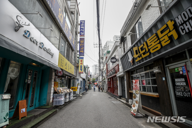 [서울=뉴시스] 정병혁 기자 = 수도권 사회적 거리두기 4단계 시행 첫 날인 지난 12일 오후 서울시내 식당가가 한산한 모습을 보이고 있다. 2021.07.12. jhope@newsis.com