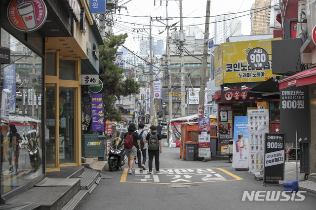 [서울=뉴시스] 정병혁 기자 = 수도권 사회적 거리두기 4단계 시행 첫 날인 12일 오후 서울시내 식당가가 한산한 모습을 보이고 있다. 2021.07.12. jhope@newsis.com