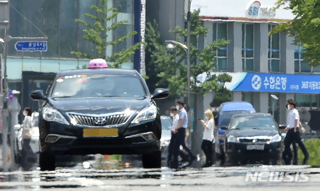 [대구=뉴시스] 이무열 기자 = 대구 전역에 폭염경보가 발효된 지난 12일 오후 대구 중구 남산동 인근 대로에 지열로 인한 아지랑이가 피어오르고 있다. 2021.07.12. lmy@newsis.com