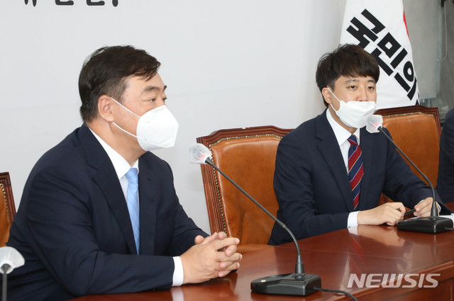 [서울=뉴시스] 전신 기자 = 이준석 국민의힘 대표가 12일 서울 여의도 국회에서 싱하이밍 주한중국대사를 접견하고 있다. (공동취재사진) 2021.07.12. photo@newsis.com