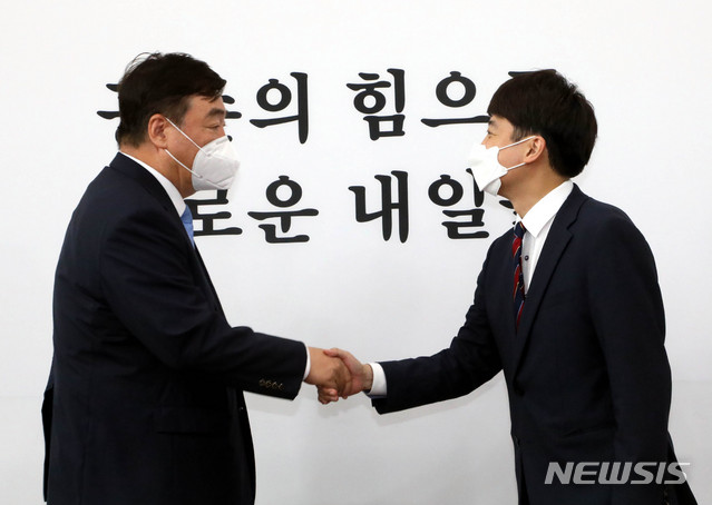[서울=뉴시스] 전신 기자 = 이준석 국민의힘 대표가 12일 서울 여의도 국회에서 싱하이밍 주한중국대사와 만나 악수하고 있다. (공동취재사진) 2021.07.12. photo@newsis.com