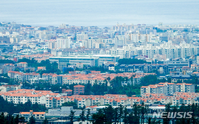 [제주=뉴시스] 우장호 기자 = 제주 시내 한 아파트 단지 모습. (사진=뉴시스DB) woo1223@newsis.com