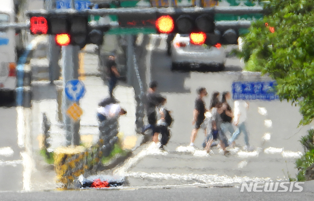 [제주=뉴시스] 우장호 기자 = 제주 지역에 올해 들어 첫 폭염경보가 발효된 12일 오후 제주시 이도2동 거리에 지열로 인한 아지랑이가 피어오르고 있다. 기상청은 이날 제주 동부·서부에 폭염경보를 발표하고, 남부에는 폭염주의보를 내리는 등 폭염특보를 확대했다. 2021.07.12. woo1223@newsis.com