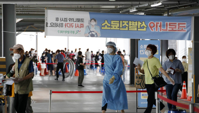 [광주=뉴시스] 변재훈 기자 = 12일 오전 광주 북구 용봉동 선별진료소에 코로나19 검사를 받으려는 시민 발길이 잇따르고 있다. 수도권을 중심으로 4차 감염 유행이 번지면서 각 선별진료소에도 긴 줄이 늘어섰다. (사진=광주 북구 제공) 2021.07.12. photo@newsis.com *재판매 및 DB 금지