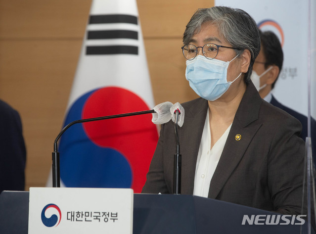 [서울=뉴시스] 고승민 기자 = 정은경 질병관리청장이 12일 오후 서울 종로구 정부서울청사에서 열린 코로나19 대응 수도권 특별방역점검회의 관련 브리핑을 하고 있다. (공동취재사진) 2021.07.12. photo@newsis.com