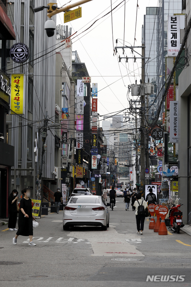 [서울=뉴시스] 고승민 기자 = 수도권 사회적 거리두기 4단계가 시작된 지난 12일 서울 홍대 인근 거리가 한산한 모습을 보이고 있다. 2021.07.12. kkssmm99@newsis.com