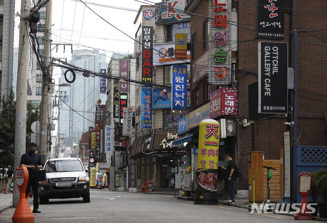 [서울=뉴시스] 고승민 기자 = 수도권 사회적 거리두기 4단계가 시작된 지난 12일 서울 홍대 인근 거리가 한산한 모습을 보이고 있다. 2021.07.12. kkssmm99@newsis.com