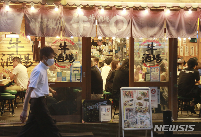 [도쿄=AP/뉴시스]지난 12일 일본 도쿄 신바시의 한 술집 술을 마시는 시민들이 가득하다. 이날 도쿄도에는 4번째 코로나19 긴급사태 선언이 발령됐다. 2021.07.30. 