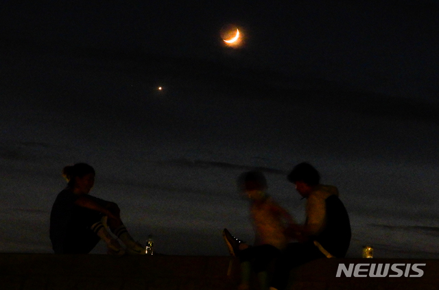 [제주=뉴시스] 우장호 기자 = 장마가 소강상태를 보이며 더운 날씨를 보인 12일 오후 제주도 서쪽 하늘에 초승달과 금성, 화성이 나란히 위치하는 작은 우주쇼가 펼쳐지고 있다. 2021.07.12. woo1223@newsis.com