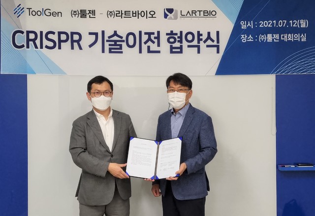 툴젠 김영호 대표(오른쪽)와 라트바이오 장구 대표가 기술이전 계약을 체결하고 기념사진을 촬영하고 있다. (사진=툴젠 제공) *재판매 및 DB 금지