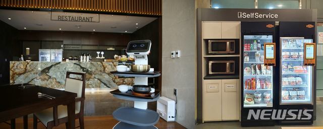 "비대면이 대세"…식품·외식업계, 무인화 서비스 도입 박차