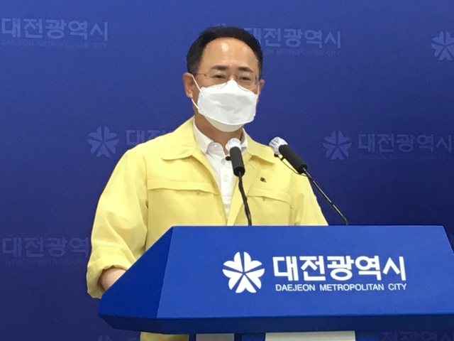 [대전=뉴시스] 이동한 대전시 보건복지국장이 13일 오전 시청 기자회견장에서 14일부터 사적 모임을 4명 이내로 제한하는 강화된 2단계 사회적 거리두기를 시행방침을 밝히고 있다. 2021.07.13. photo@newsis.com.  *재판매 및 DB 금지