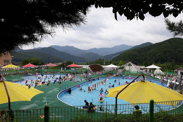 [무주=뉴시스] 한훈 기자 = 전북 무주군은 최대 100명 제한을 두고 반디랜드 야외물놀이장을 내달 29일까지 운영한다고 13일 밝혔다.(사진=무주군 제공).2021.07.13. photo@newsis.com *재판매 및 DB 금지