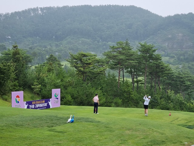 경상남도지사배 전국중고학생골프대회가 13일 고성노벨컨트리클럽에서 펼쳐지고 있다 *재판매 및 DB 금지